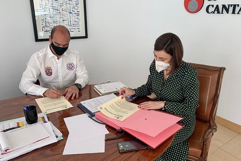 La consejera de Presidencia, Paula Fernández, y el presidente de la Federación de Salvamento de Cantabria, Javier Odriozola, firmando el convenio