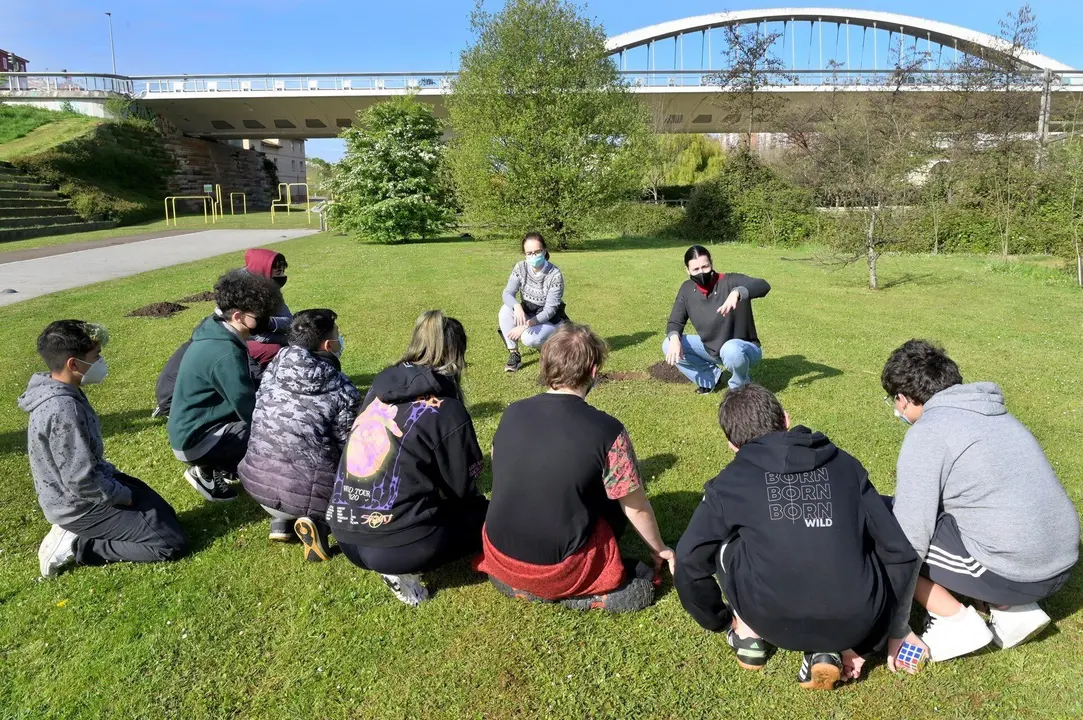 La alcaldesa de Santander,Gema Igual, y usuarios del centro Trenti enlaplantaci&oacute;n en Las LLamas