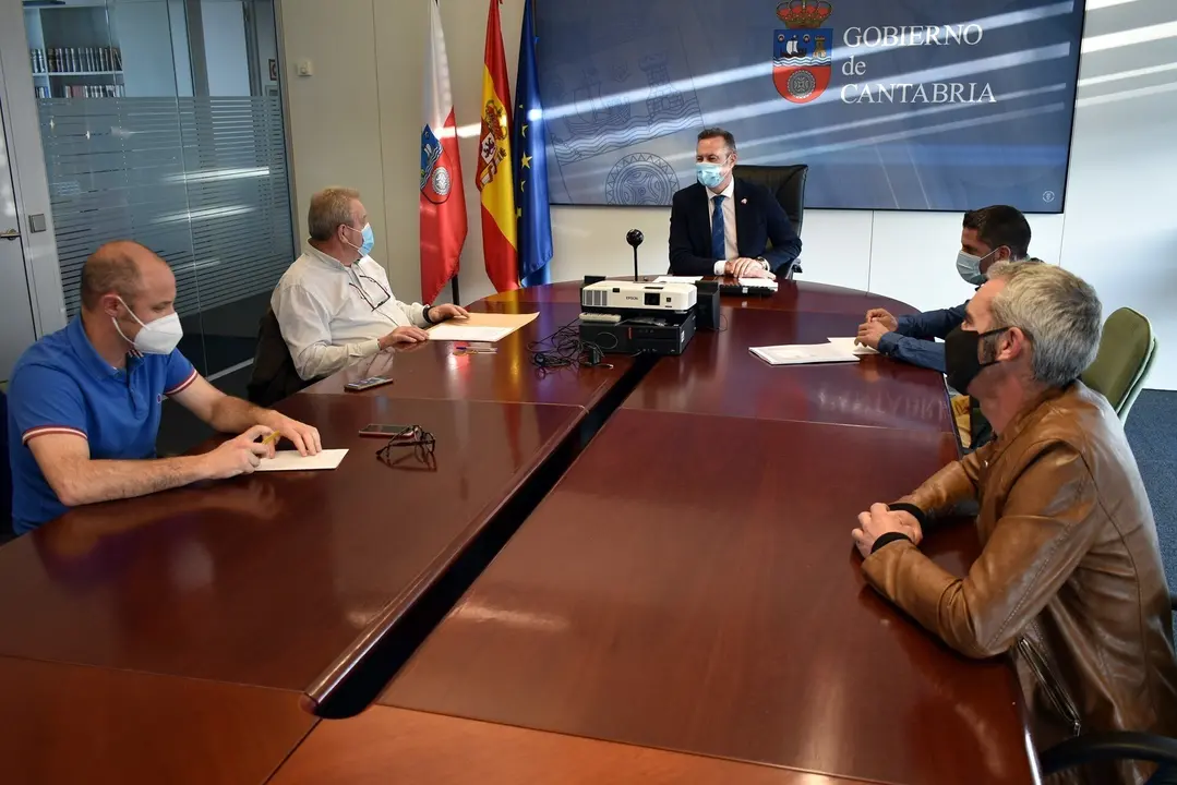 El consejero de Desarrollo Rural, Ganader&iacute;a, Pesca, Alimentaci&oacute;n y Medio Ambiente, Guillermo Blanco, se re&uacute;ne con el alcalde de Anievas, Agust&iacute;n Pern&iacute;a