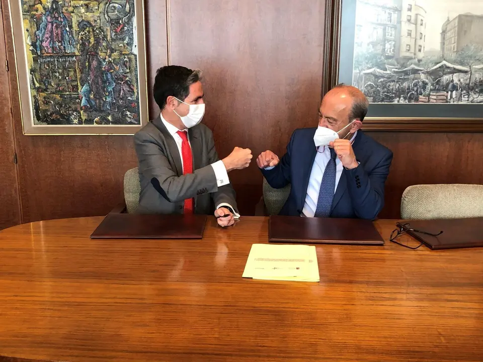 Firma del convenio entre el consejero de Industria, Javier L&oacute;pez Marcano, y el presidente de la C&aacute;mara de Torrelavega, Carlos Augusto Carrasco
