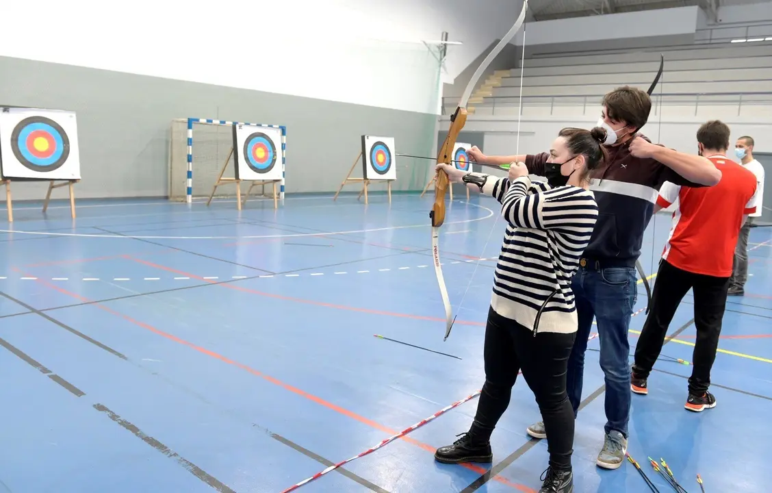 La concejala Noem&iacute; M&eacute;ndez participa en uno de los talleres de 'La Noche es Joven'