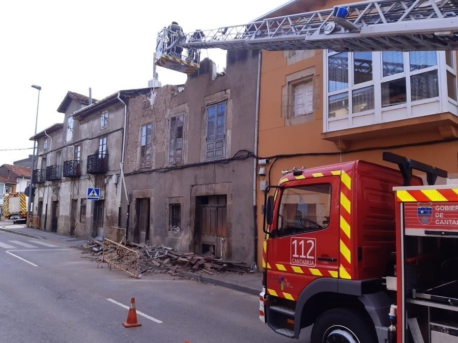 Los bomberos intervienen en la avenida Cantabria ante el riesgo de desplome de elementos de la vivienda