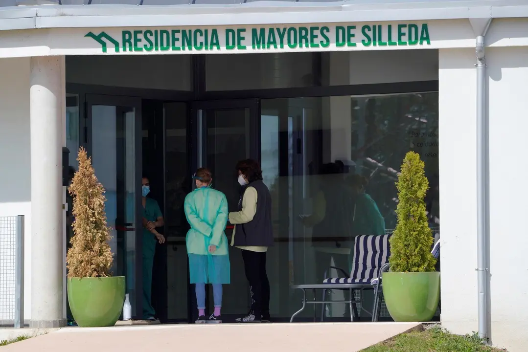 Dos mujeres, frente a la entrada de la residencia de mayores Coviastec, en Silleda, Pontevedra, Galicia (Espa&ntilde;a), a 22 de marzo de 2021.