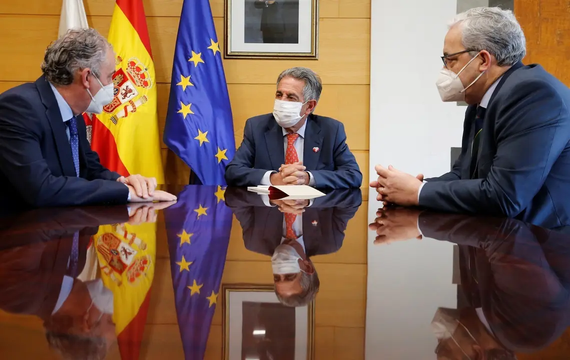 El presidente de Cantabria, Miguel &Aacute;ngel Revilla, recibe al presidente del Consejo General de Colegios Oficiales de M&eacute;dicos de Espa&ntilde;a, Tom&aacute;s Cobo.