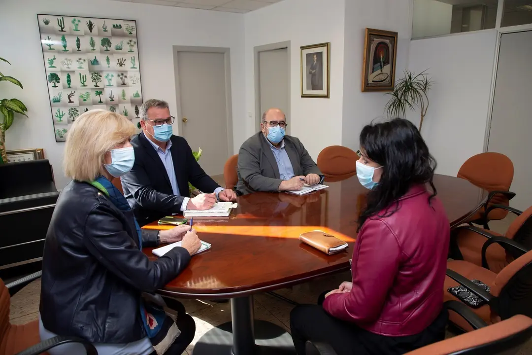 Marina Lomb&oacute;, se re&uacute;ne con la alcaldesa en funciones de Val de San Vicente, Olga Borbolla.