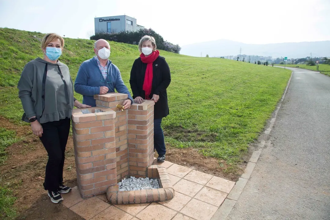 La alcaldesa Esther Bolado, el concejal de Servicios, Jes&uacute;s Mar&iacute;a Amigo, y la concejala de Juntas Vecinales, Mari&aacute;n V&iacute;a, visitan la fuente de agua instalada en el parque de las antiguas Marismas de Cacho