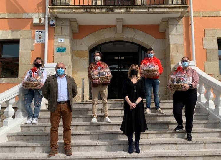 Entrega de las cestas con productos de Piélagos entre los participantes de la campaña de fomento del consumo local