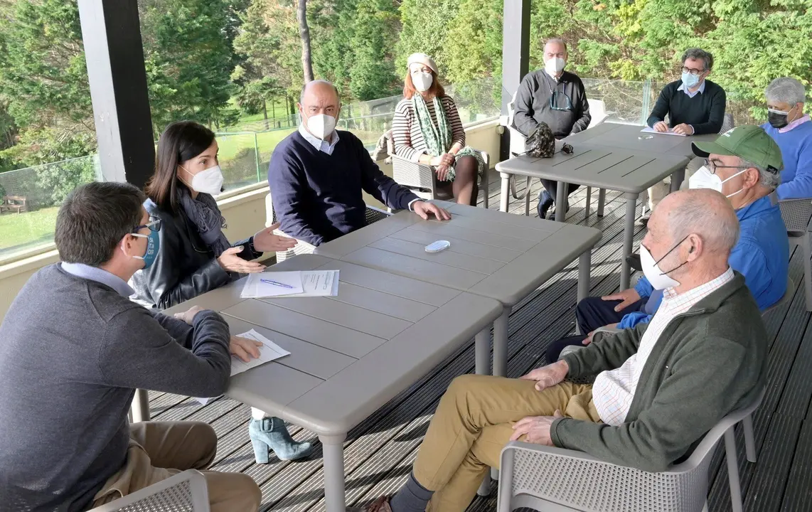 La alcaldesa Gema Igual se re&uacute;ne con la nueva Junta Directiva del Club de Golf Matale&ntilde;as, presidida por Jos&eacute; Mar&iacute;a del Peral, acompa&ntilde;ada por el concejal de Deportes, Felipe P&eacute;rez.