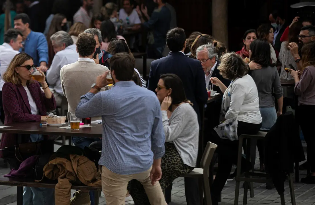 Personas en la terraza de un bar en Sevilla (Andaluc&iacute;a, Espa&ntilde;a), a 12 de marzo de 2021.