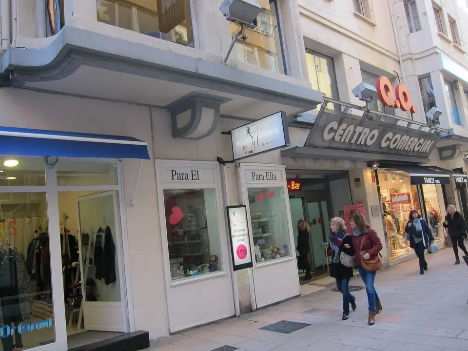 Archivo - Comercios en Santander. Archivo