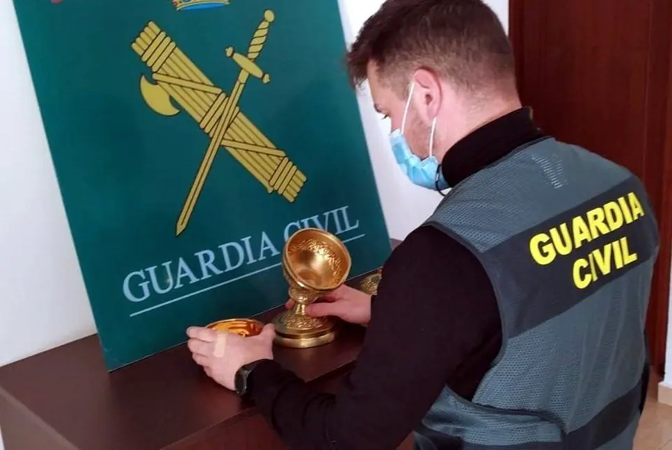 Rdo. Nota De Prensa Guardia Civil (Detenidos Por Robo En La Iglesia De Hinojedo, Otra Detenida Por Uso Fraudulento De Tarjeta Bancaria)