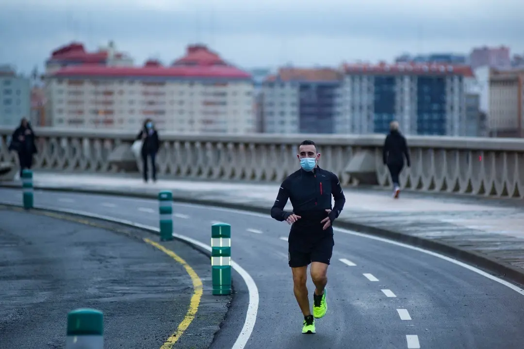 Archivo - Una persona corre en solitario y con mascarilla un d&iacute;a despu&eacute;s de la entrada en vigor de la normativa que obliga a los deportistas a hacer deporte al aire libre con mascarilla y sin compa&ntilde;&iacute;a en Galicia, en A Coru&ntilde;a, Galicia, a 27 de enero de 202