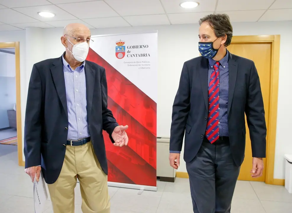 El consejero de Obras P&uacute;blicas, Jos&eacute; Luis Gochicoa, con el alcalde de San Felices de Buelna, Jos&eacute; Antonio Gonz&aacute;lez Linares (izda)