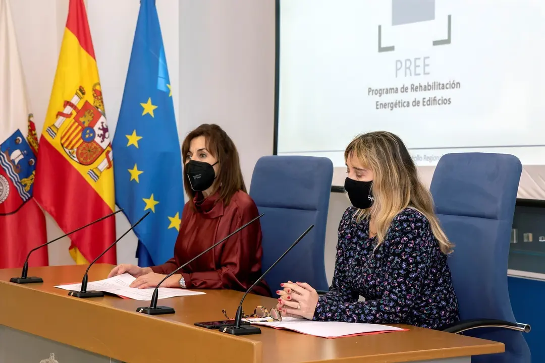 Archivo - La consejera de Empleo y Pol&iacute;ticas Sociales, Ana Bel&eacute;n &Aacute;lvarez, y la directora general de Vivienda, Eugenia G&oacute;mez de Diego, presenta, en rueda de prensa, el Programa de ayudas para actuaciones de Rehabilitaci&oacute;n Energ&eacute;tica en Edificios (PREE). Ar