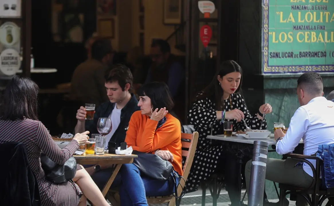 Personas en la terraza de un bar en Sevilla (Andaluc&iacute;a, Espa&ntilde;a), a 12 de marzo de 2021.