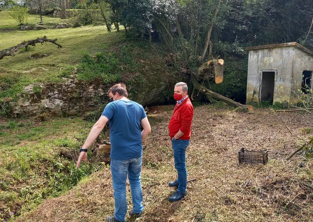 El alcalde de Santa Cruz de Bezana, Alberto Garc&iacute;a Onand&iacute;a, visitando la zona en la que se est&aacute;n llevando a cabo los trabajos de limpieza