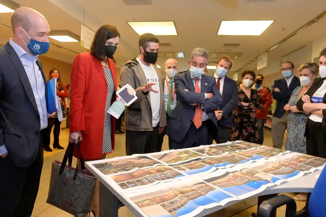 El presidente de Cantabria, Miguel &Aacute;ngel Revilla, y la alcaldesa de Santander, en el acto de inauguraci&oacute;n del local de Aptacan en El Alisal.
