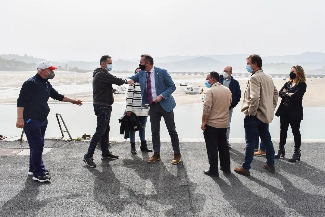 El consejero de Desarrollo Rural, Ganader&iacute;a, Pesca, Alimentaci&oacute;n y Medio Ambiente, Guillermo Blanco, visita las instalaciones de la Cofrad&iacute;a de Pescadores y comprueba el desarrollo de la costera