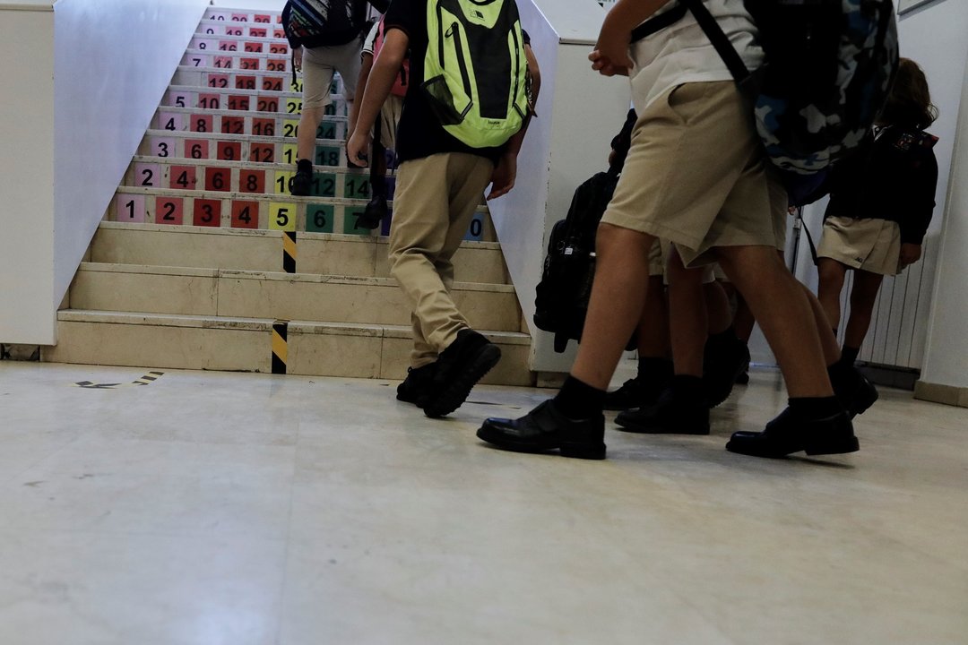 Archivo - Niños subiendo escaleras de un colegio.- Archivo