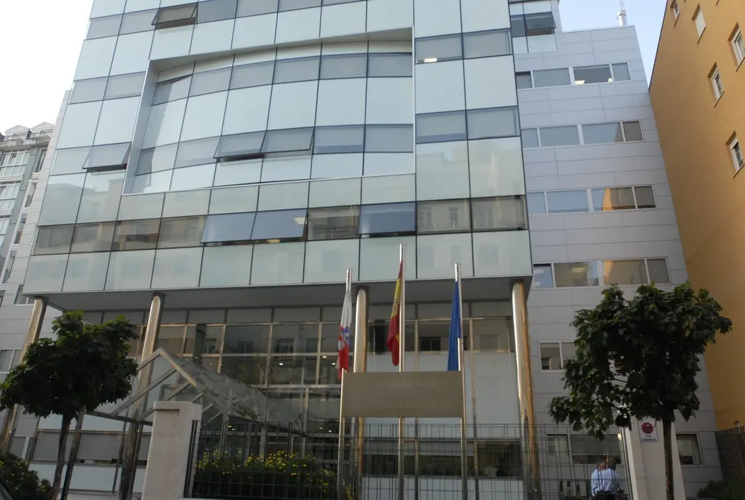 Archivo - Fachada de la sede del Gobierno de Cantabria. 