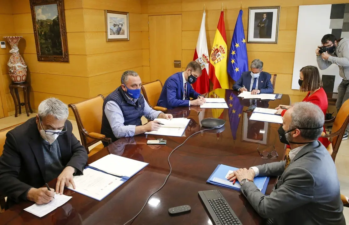 El Presidente De Cantabria, Miguel &Aacute;ngel Revilla, Y La Consejera De Econom&iacute;a, Mar&iacute;a S&aacute;nchez, Firman El II Acuerdo Del Di&aacute;logo Social Ante La Covid-19 Con El Presidente De CEOE-Cepymey Con Los Secretarios De CCOO Y UGT