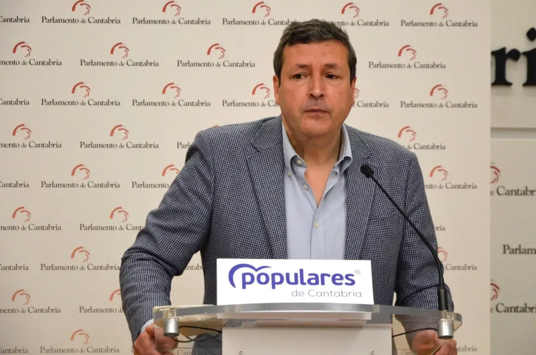 El portavoz del PP en el Parlamento de Cantabria, &Iacute;&ntilde;igo Fern&aacute;ndez