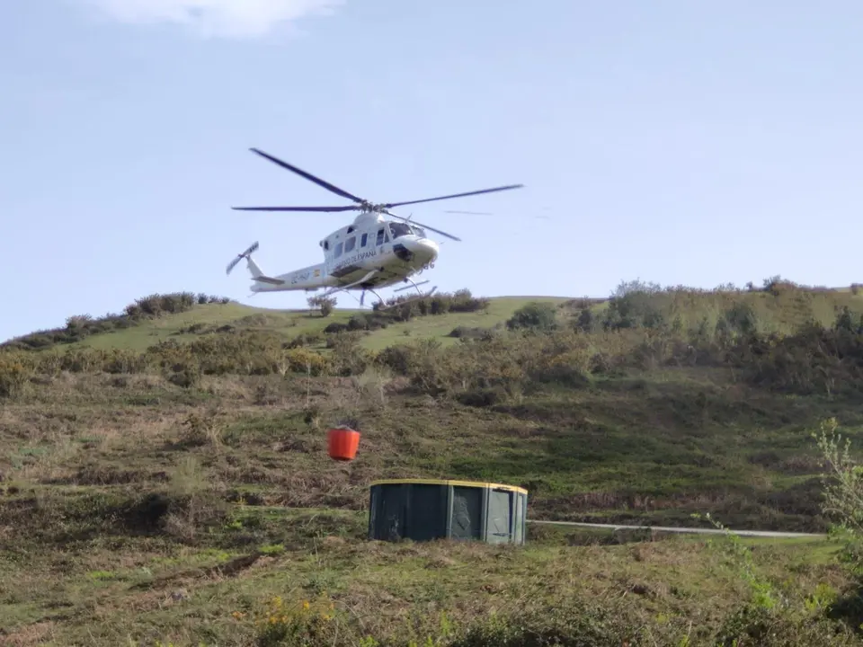 Helic&oacute;ptero en tareas de extinci&oacute;n de incendios