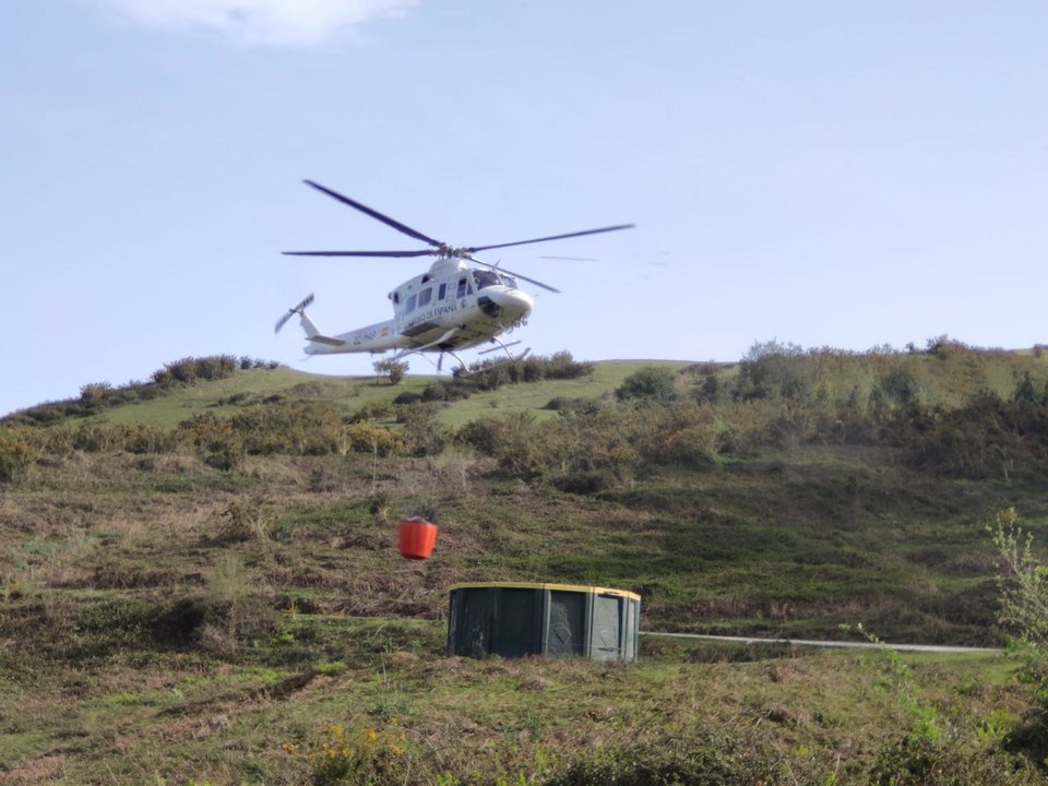 Helicóptero en tareas de extinción de incendios
