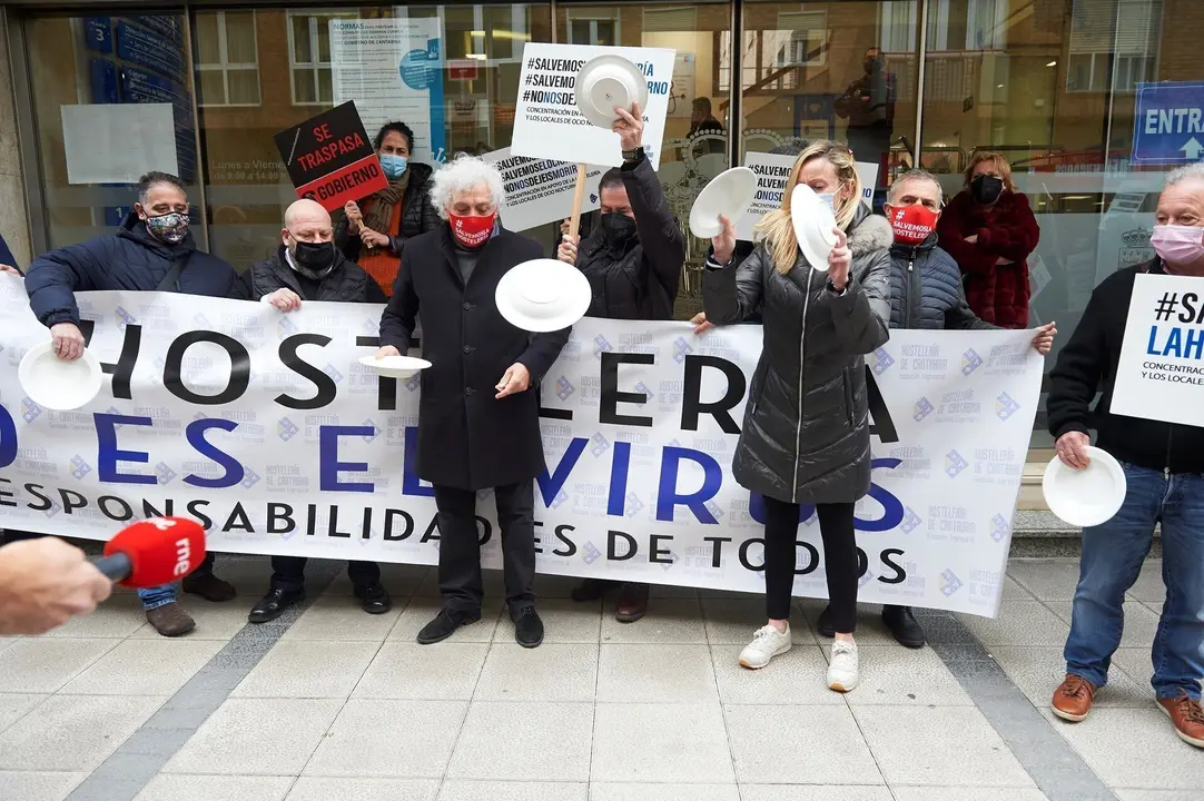 Archivo - El presidente de la Asociaci&oacute;n Empresarial de Hosteler&iacute;a de Cantabria (AEHC), &Aacute;ngel Cuevas, arroja platos al suelo en un acto simb&oacute;lico de protesta frente a la Consejer&iacute;a de Sanidad 