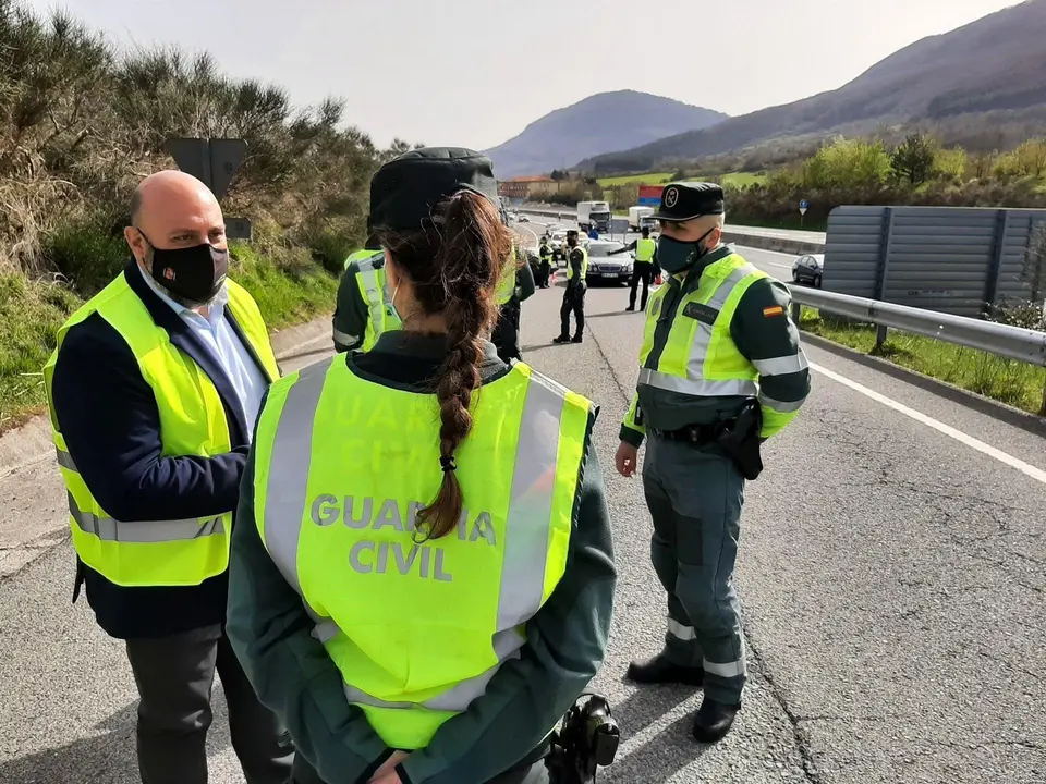 El delegado del Gobierno en Navarra, Jos&eacute; Luis Arasti, en un control de la Guardia Civil en la A-1 para velar por el cierre perimetral de la Comunidad foral.