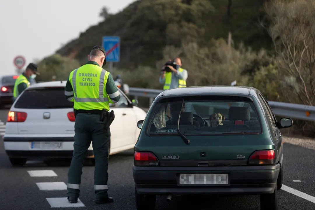 Control de movilidad de la Guardia Civil en la Autov&iacute;a de la A-66 direcci&oacute;n Sevilla en las inmediaciones del El Ronquillo, Sevilla (Andaluc&iacute;a, Espa&ntilde;a), a 26 de marzo de 2021.