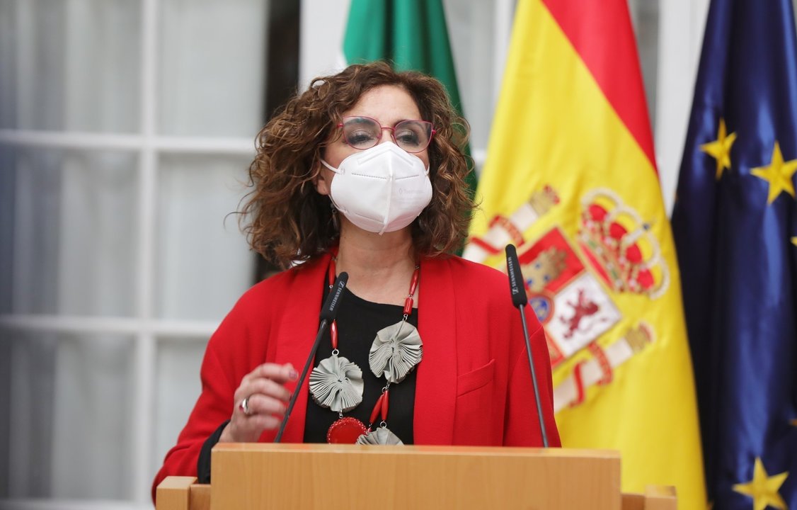 La ministra de Hacienda y portavoz del Gobierno, María Jesús Montero, este miércoles en Sevilla en la toma de posesión del nuevo delegado del Gobierno en Andalucía, Pedro Fernández.