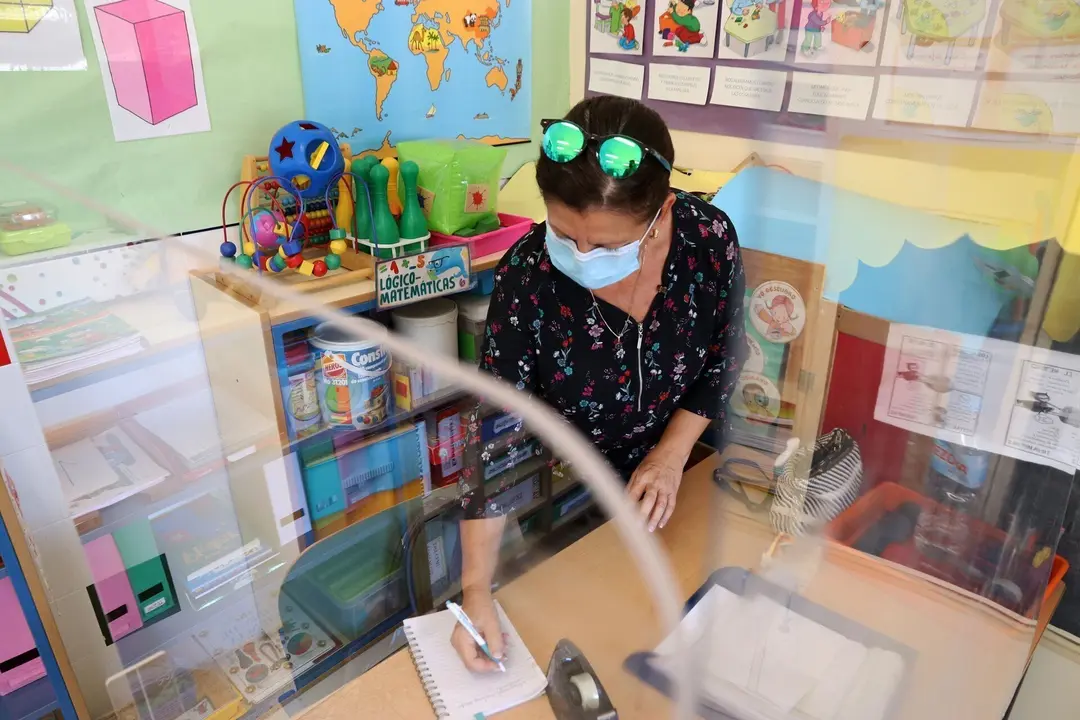 Archivo - Una profesora en una clase.