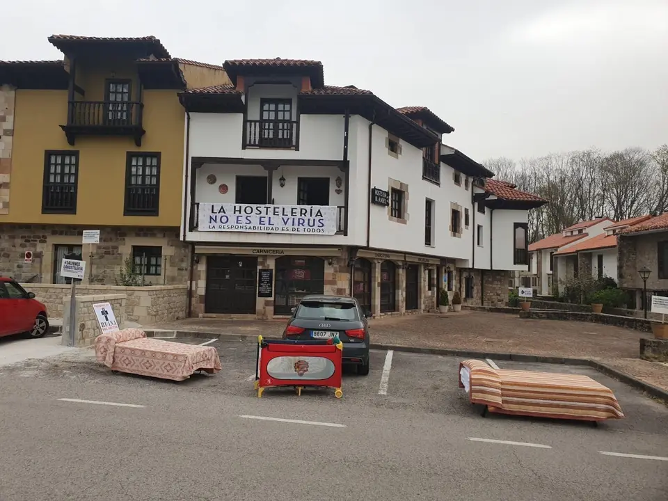 Hosteleros c&aacute;ntabros sacan colchones y camas a la calle para mostrar que no tienen ocupaci&oacute;n en Semana Santa por las restricciones del Covid