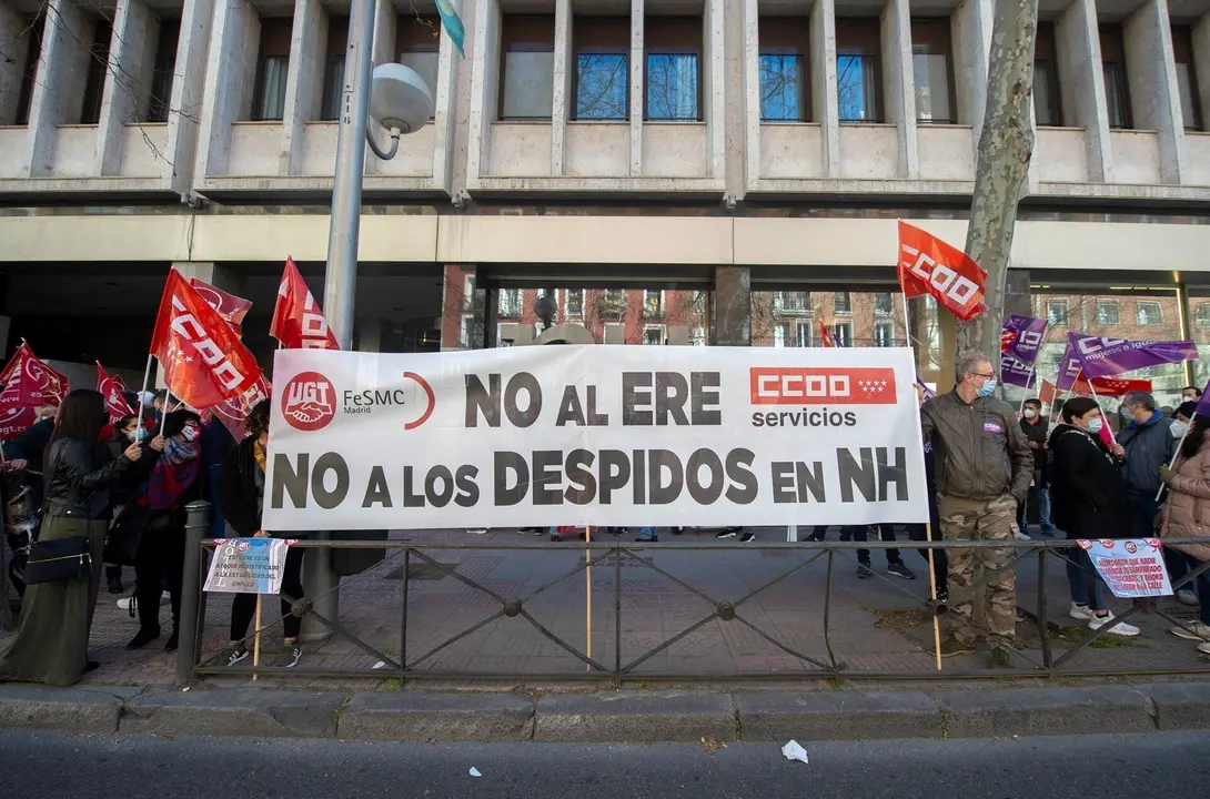 Varios trabajadores del hotel NH Madrid Pr&iacute;ncipe de Vergara protestan a las puertas del mismo contra el ERE planteado por la cadena, en Madrid (Espa&ntilde;a), a 17 de marzo de 2021. La concentraci&oacute;n ha sido convocada por CCOO Servicios para rechazar el expedien
