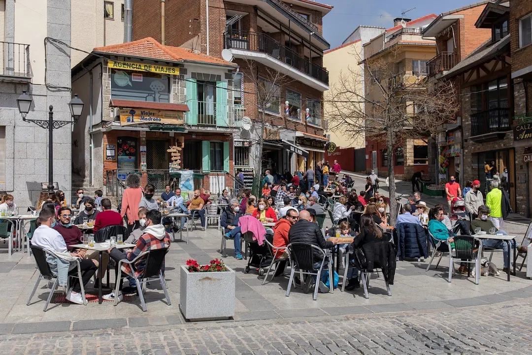 Una terraza llena de gente durante el primer d&iacute;a del puente de Semana Santa, en Cercedilla, Madrid (Espa&ntilde;a), a 1 de abril de 2021. Muchos madrile&ntilde;os visitan los diferentes pueblos de Madrid durante las vacaciones de Semana Santa debido al cierre perimetra