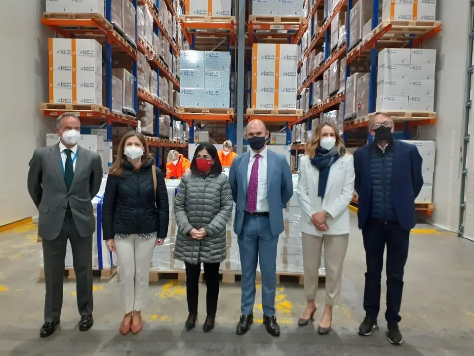 I&ntilde;igo Meira, CEO de Logista; Mar&iacute;a Jes&uacute;s Lamas, directora de la AEMPS; Carolina Darias, Ministra de Sanidad; Rick R. Su&aacute;rez, presidente de AstraZeneca Espa&ntilde;a; Marta Moreno,asuntos corporativos AstraZeneca Espa&ntilde;a; Miguel G&oacute;mez, director general Log&iacute;stica