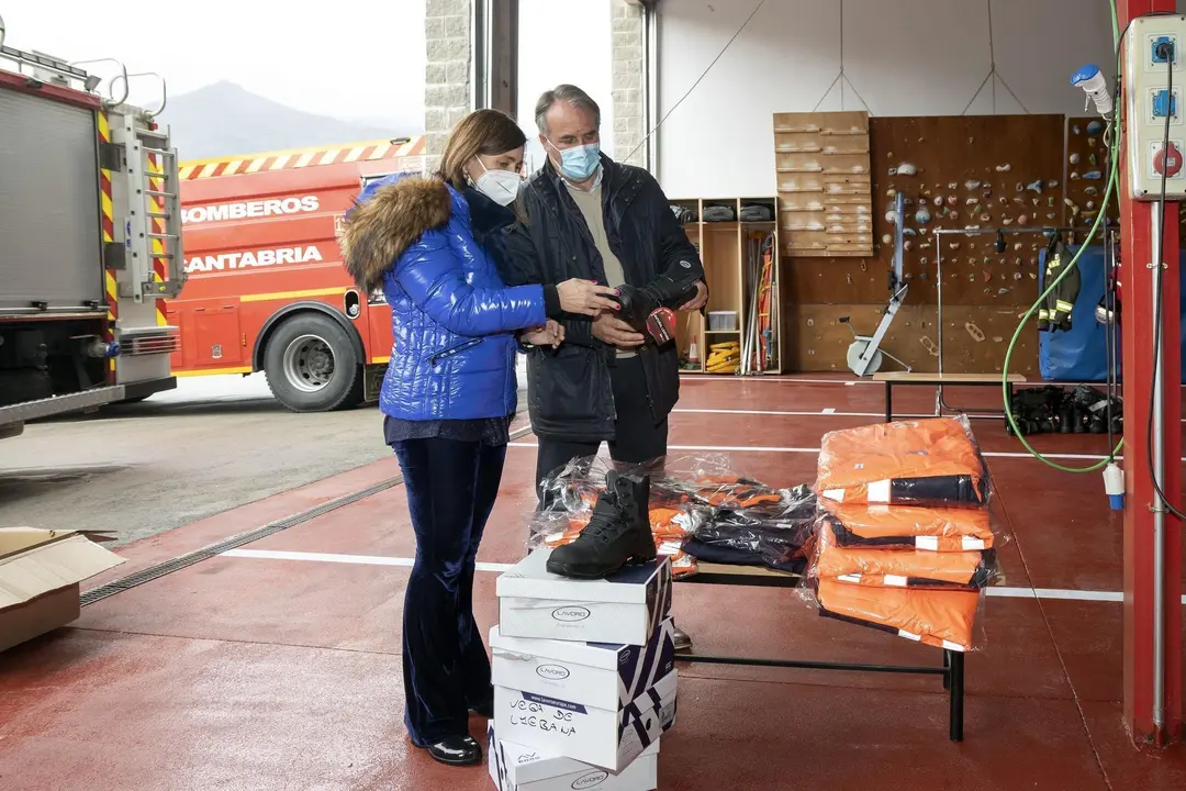 12:00.- Camale&ntilde;o
La consejera de Presidencia, Interior, Justicia y Acci&oacute;n Exterior, Paula Fern&aacute;ndez, entrega equipamiento a proteccion civil de Vega de Liebana
