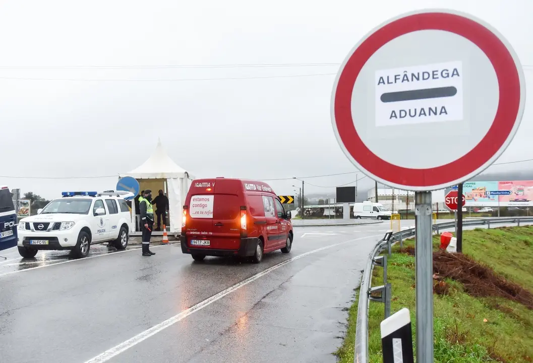 Archivo - Control en la frontera entre Portugal y Espa&ntilde;a