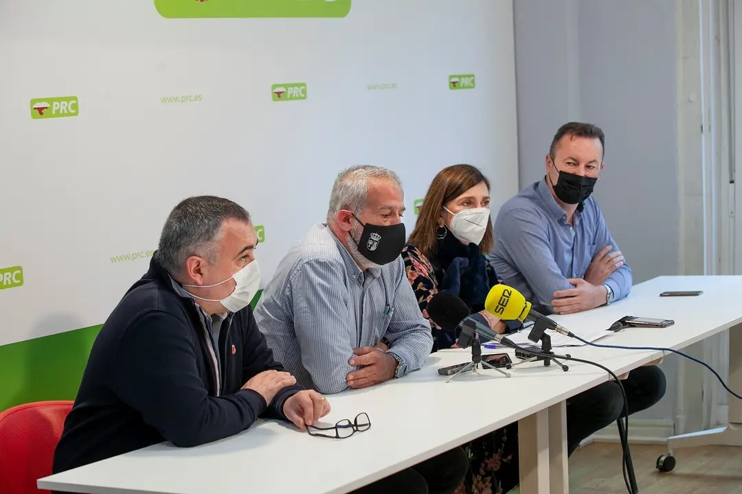 Alcalde de Hazas de Cesto, en rueda de prensa con otros dirigentes del PRC