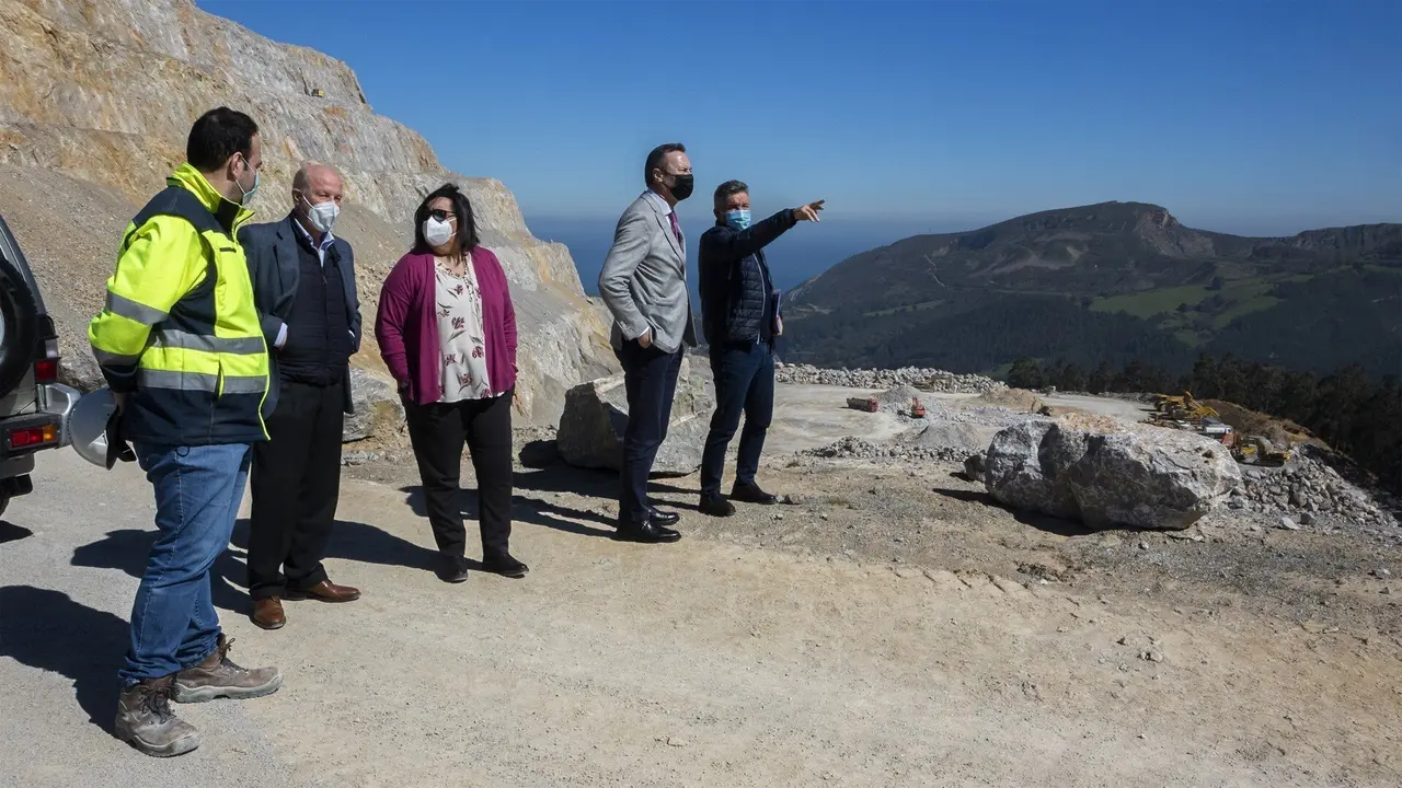 El consejero de Desarrollo Rural, Ganader&iacute;a, Pesca, Alimentaci&oacute;n y Medio Ambiente, Guillermo Blanco, realiza una visita a la empresa Cantera de Santull&aacute;n