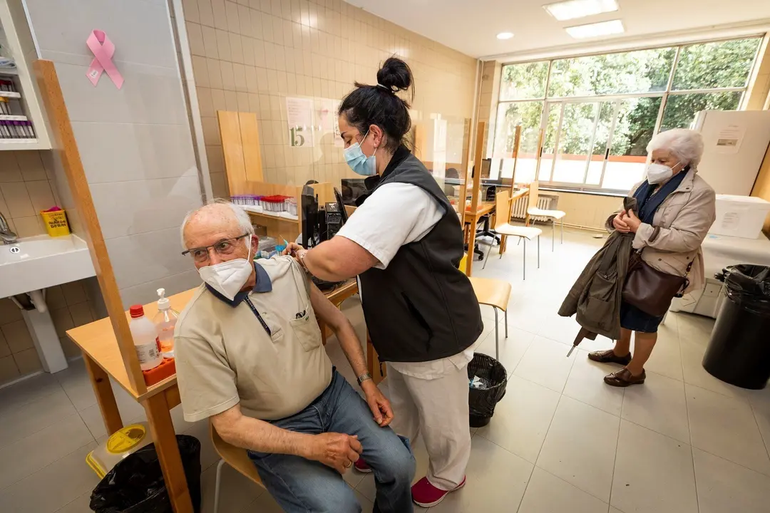 Una sanitaria vacuna a un hombre mayor de 80 a&ntilde;os con la dosis de Pfizer en el ambulatorio Virgen Peregrina, en Pontevedra, Galicia (Espa&ntilde;a), a 1 de abril de 2021. El Servicio Gallego de Salud (SERGAS) tiene previsto que el lunes, todos los mayores de 80 