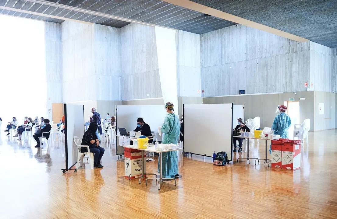 Dispositivo de vacunaci&oacute;n masiva en el Palacio de Exposiciones de Santander.