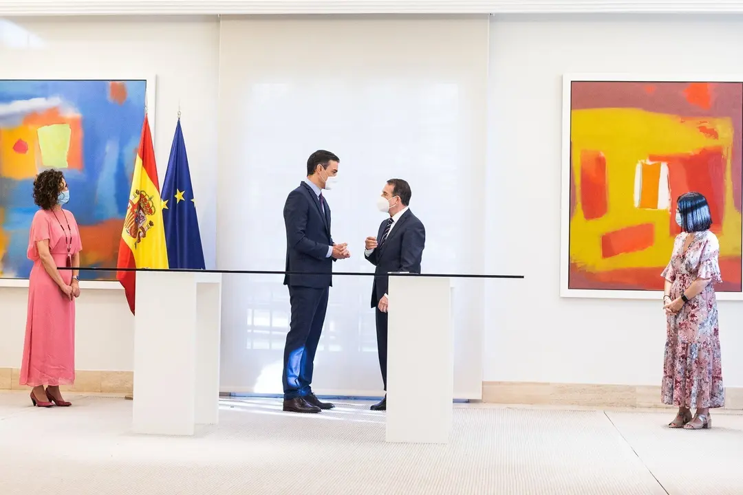Archivo - El presidente del Gobierno, Pedro S&aacute;nchez (2i); y el presidente de la Federaci&oacute;n Espa&ntilde;ola de Municipios y Provincias (FEMP) y alcalde de Vigo, Abel Caballero (2d), durante la firma del acuerdo entre el Gobierno de Espa&ntilde;a y la Federaci&oacute;n para la 
