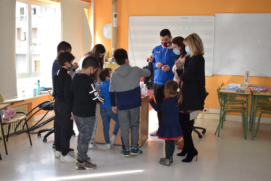 Archivo - Unos 80 ni&ntilde;os participan en las actividades de ocio vacacional de Carnaval de Pi&eacute;lagos