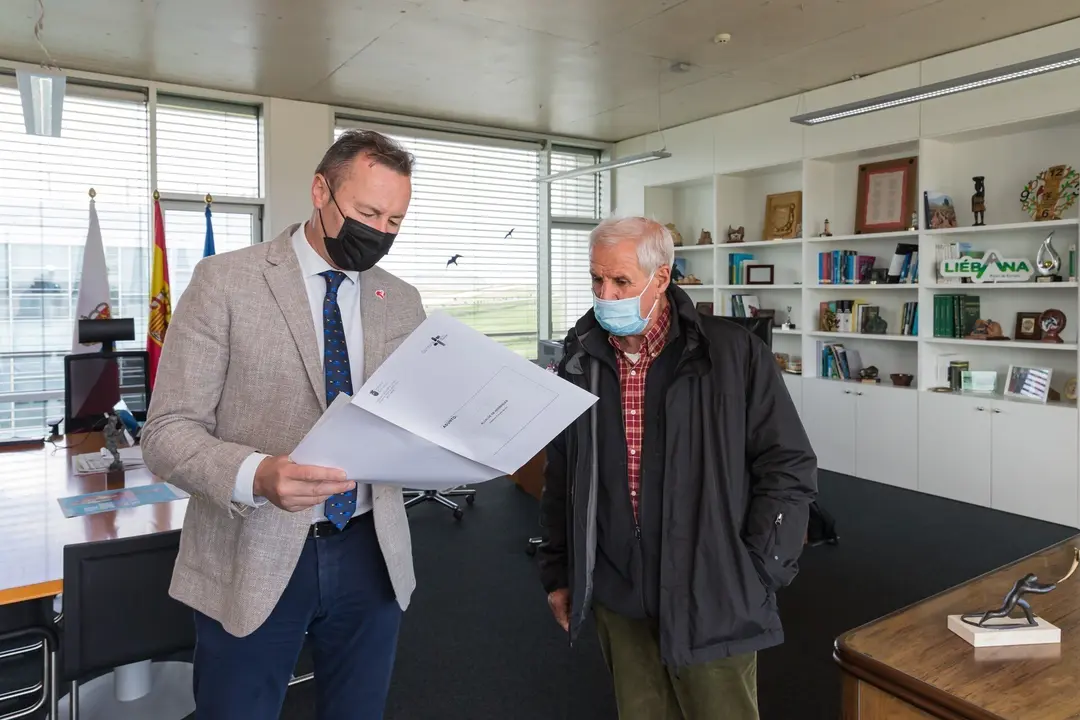 El consejero de Desarrollo Rural, Ganader&iacute;a, Pesca, Alimentaci&oacute;n y Medio Ambiente, Guillermo Blanco (izda), y el alcalde de Herrer&iacute;as, Francisco Linares