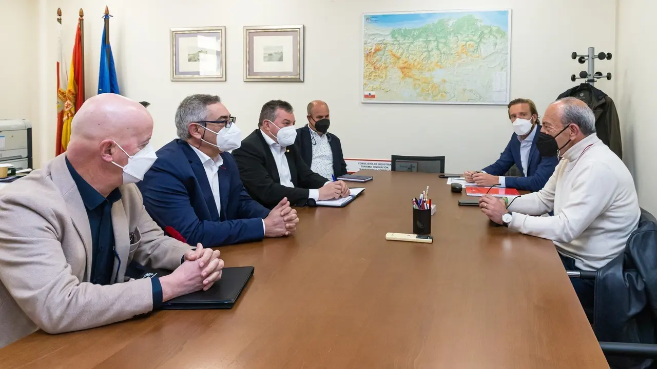 El consejero de Industria, Turismo, Innovaci&oacute;n, Transporte y Comercio, Javier L&oacute;pez Marcano, recibe a los representantes de AETRAC y ASEMTRASAM