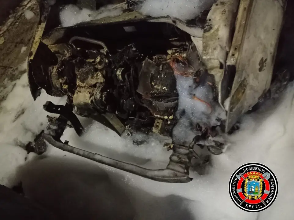 Dos coches quedan calcinados en la calle Juan de Piasca de Santander tras un incendio