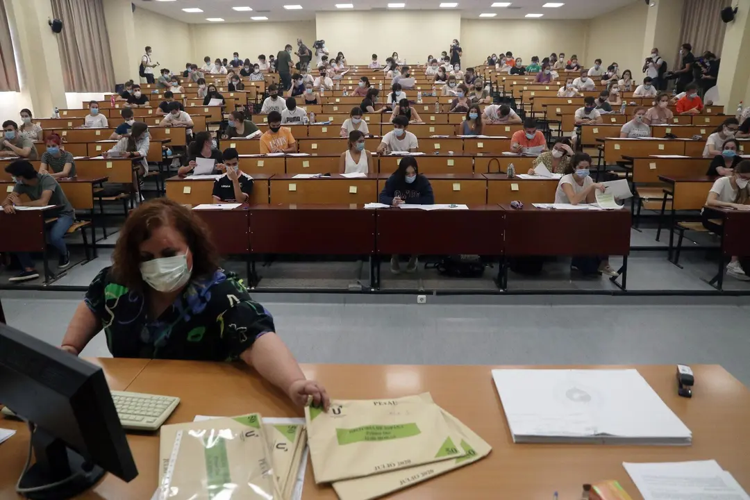 Archivo - Estudiantes en la Evaluaci&oacute;n del Bachillerato para el Acceso a la Universidad (EBAU) el pasado a&ntilde;o en M&aacute;laga