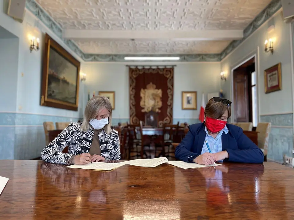 La alcaldesa de Castro Urdiales, Susana Herr&aacute;n, se re&uacute;ne con la presidenta del comit&eacute; local de Cruz Roja, Mar&iacute;a Soledad Saiz, para firmar un convenio de colaboraci&oacute;n entre ambas entidades.